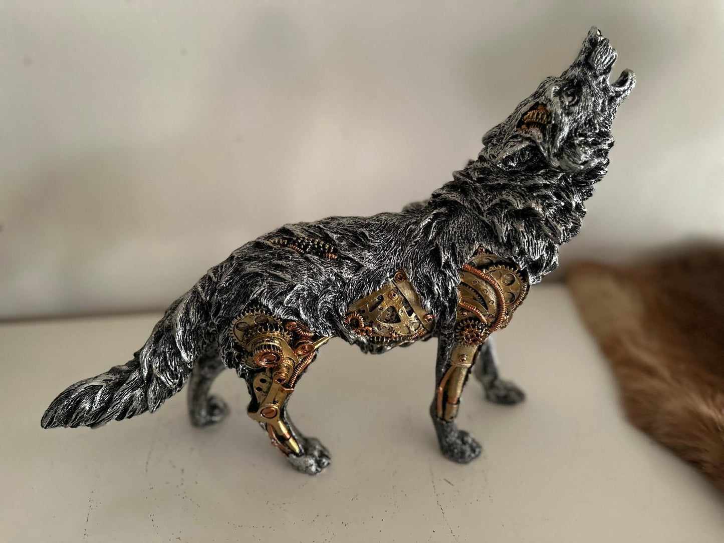 Steampunk Wolf - Huilende wolf - staand - 35cm lang