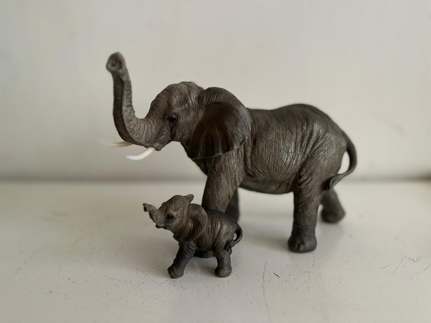 Olifant - Olifant staand - met baby olifantje - originele kleur - 17cm hoog
