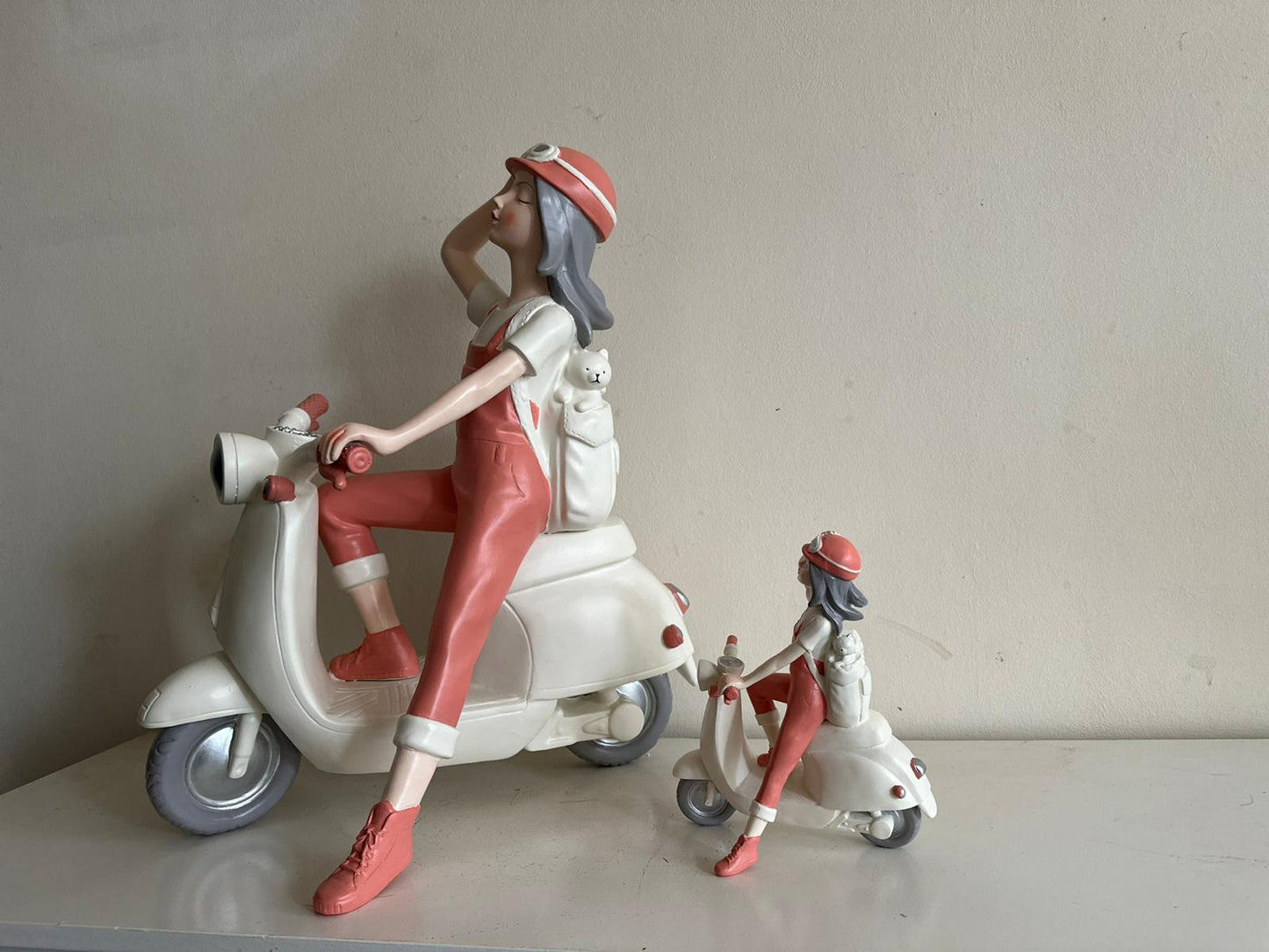 Vespa Girl - Vespa meisje - Scooter Girl - Wit/Roze - 20cm hoog