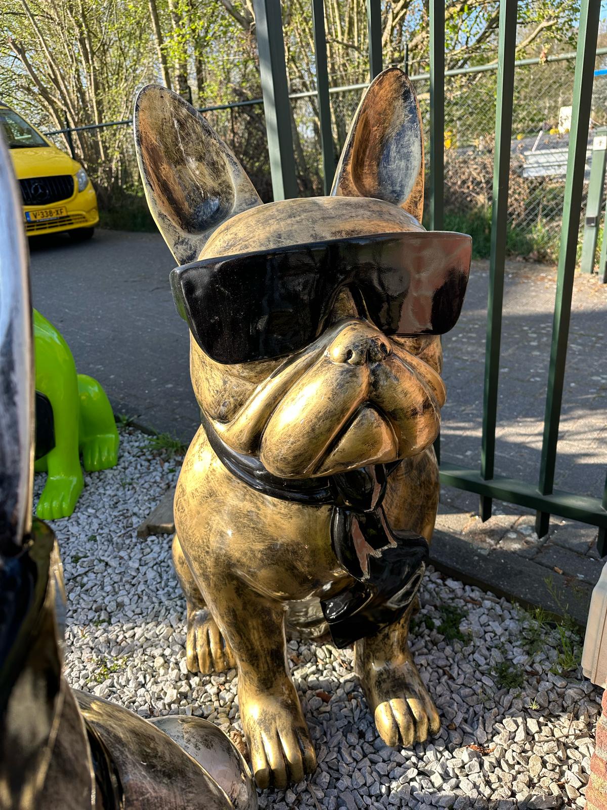 Franse Buldog met bril en stropdas (120cm hoog)