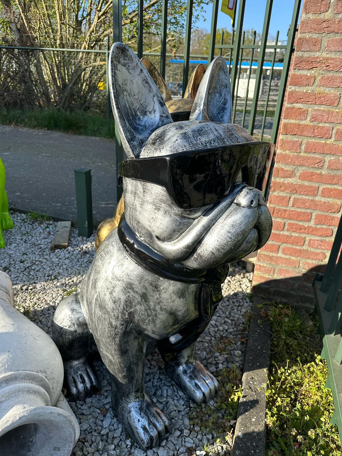 Franse Buldog met bril en stropdas (120cm hoog)