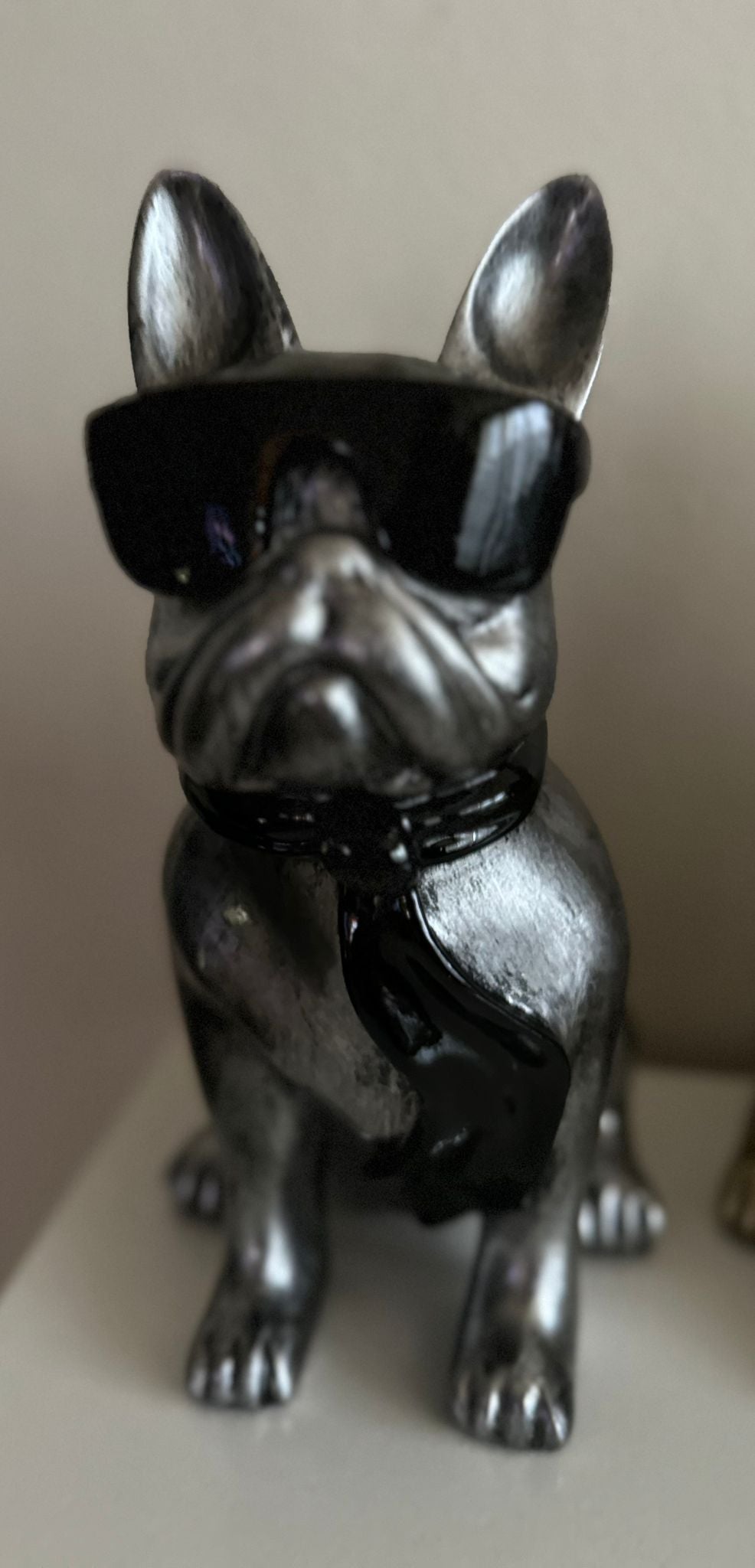 Franse Buldog met bril en stropdas (40cm)