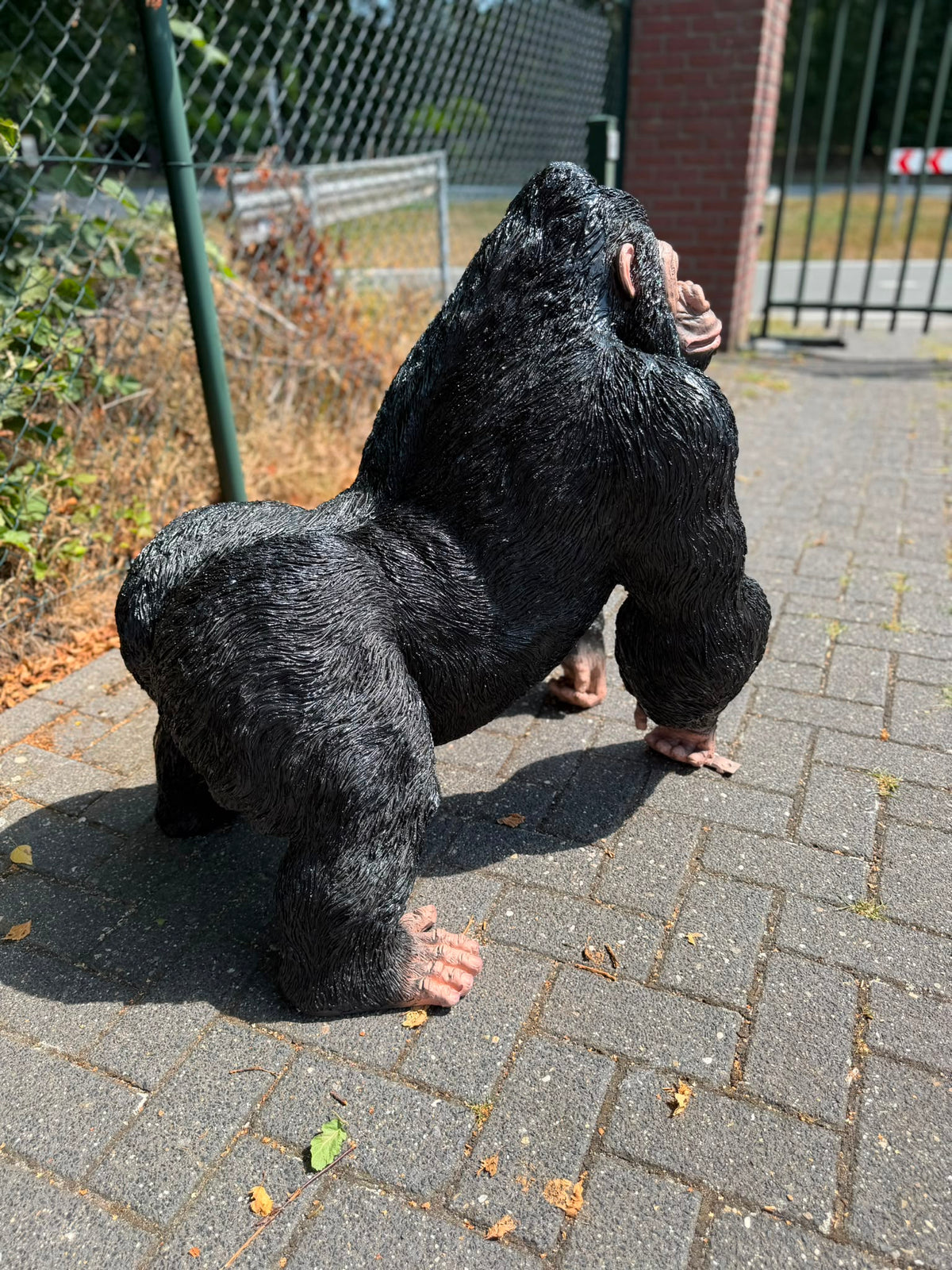 Nieuw model Gorilla boos kijkend en staand