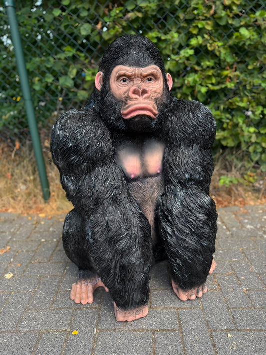 Nieuw model Gorilla zittend met de vuisten op de grond