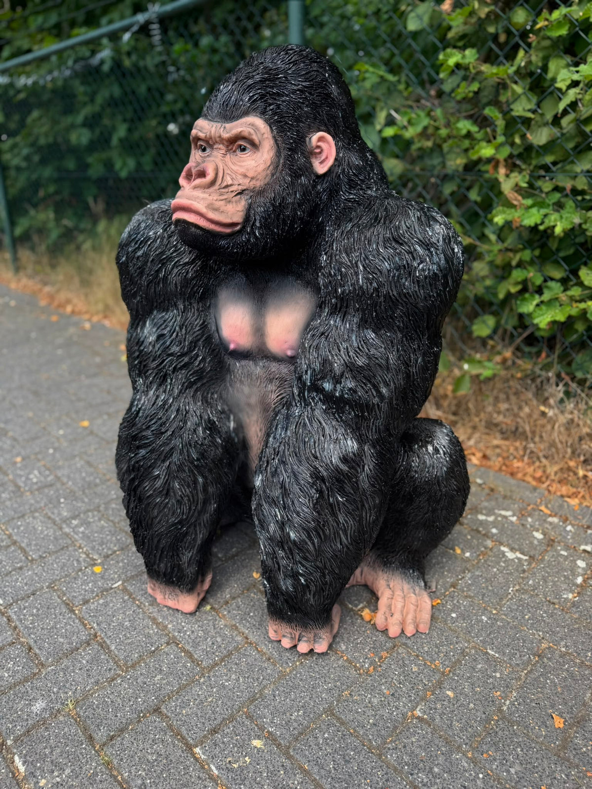 Nieuw model Gorilla zittend met de vuisten op de grond