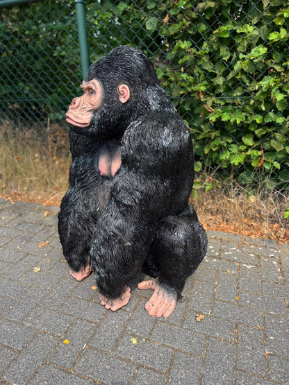Nieuw model Gorilla zittend met de vuisten op de grond