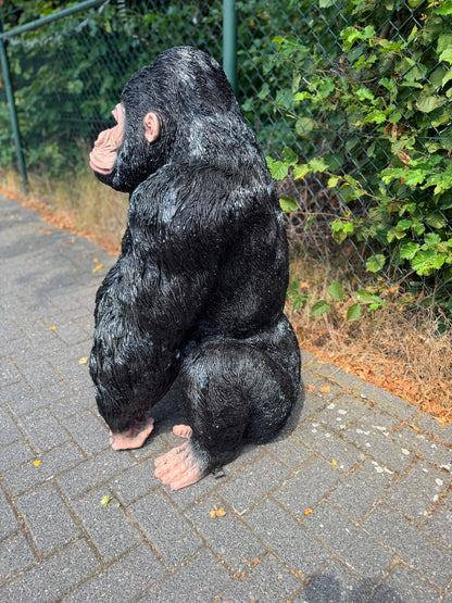 Nieuw model Gorilla zittend met de vuisten op de grond