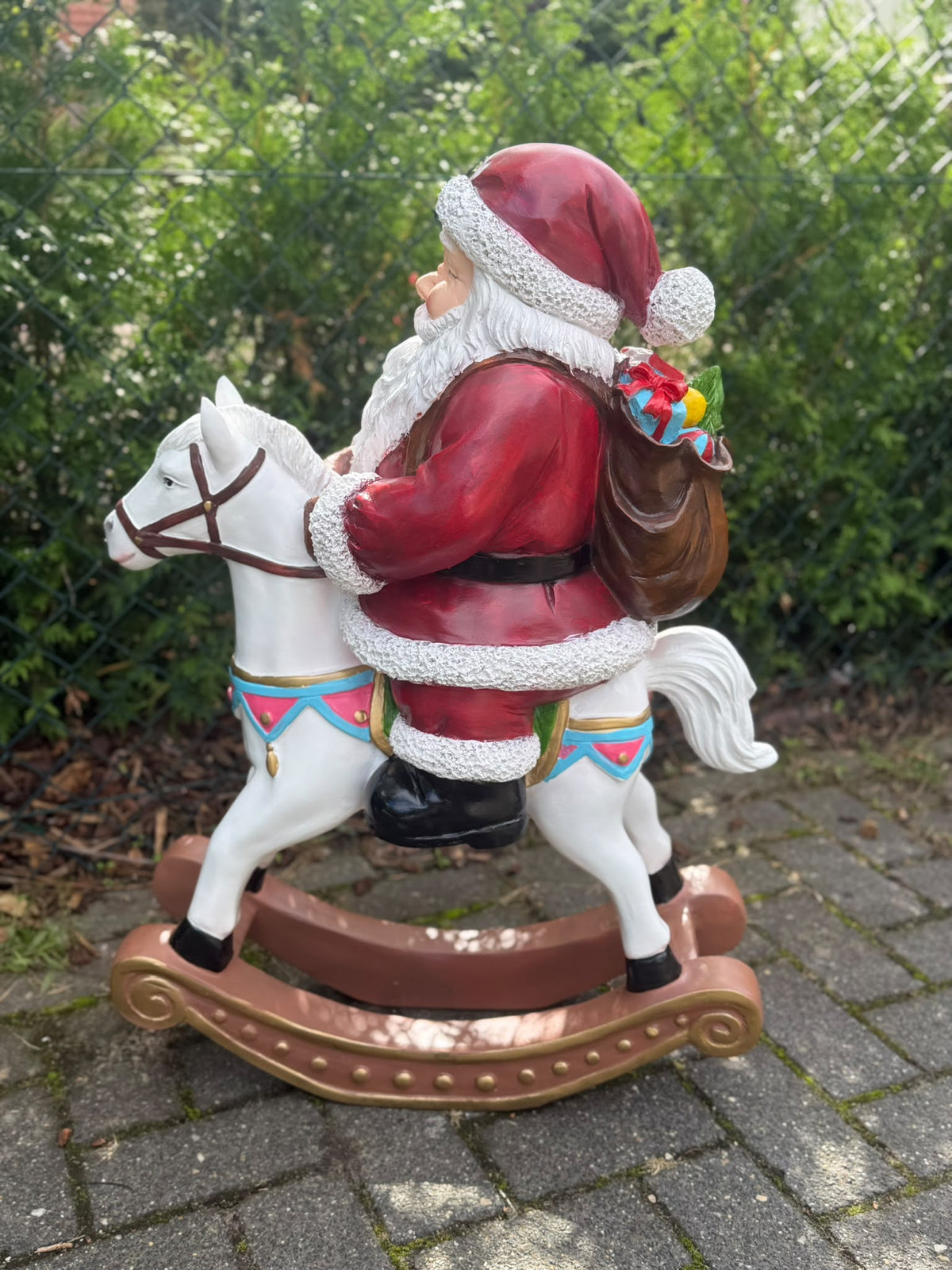 Kerstman - Kerstman op schommelpaard - 85 cm hoog