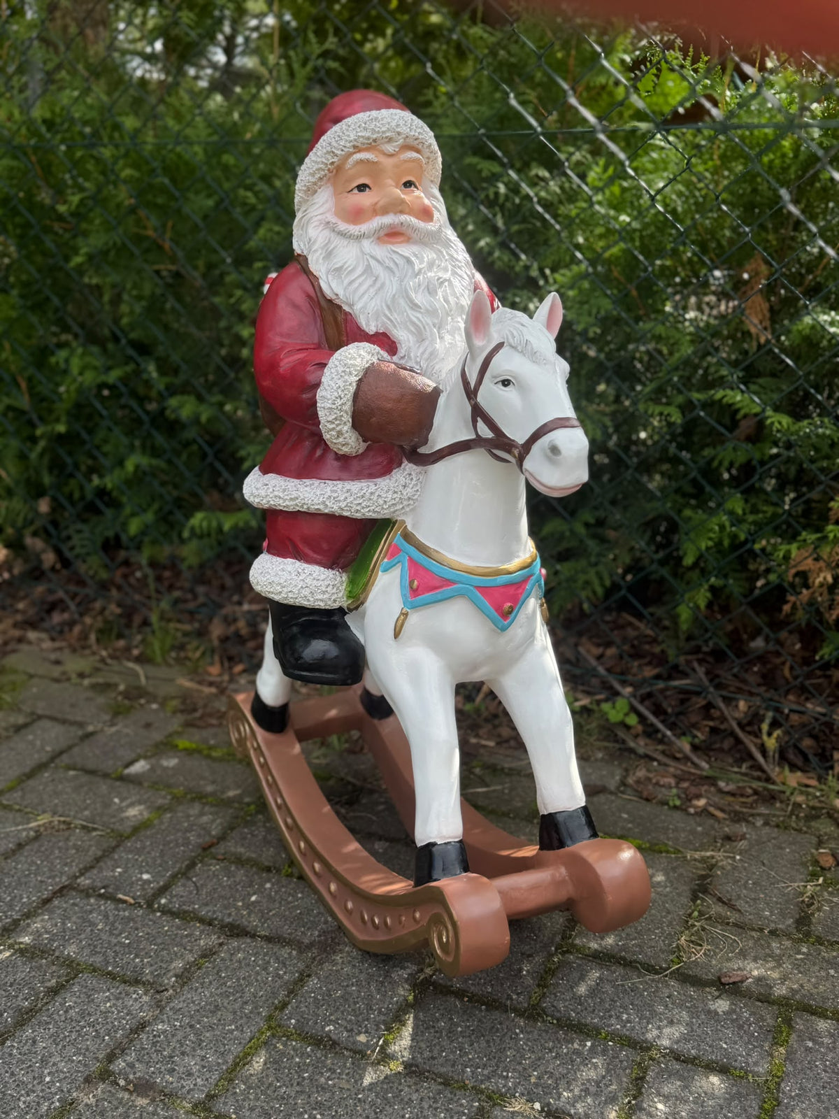 Kerstman - Kerstman op schommelpaard - 85 cm hoog