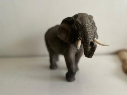 Olifant - Olifant staand - originele kleur - 22cm hoog