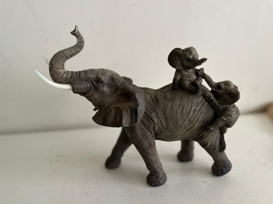 Olifant - Olifant staand - met 2 baby olifantjes - originele kleur- 25cm hoog