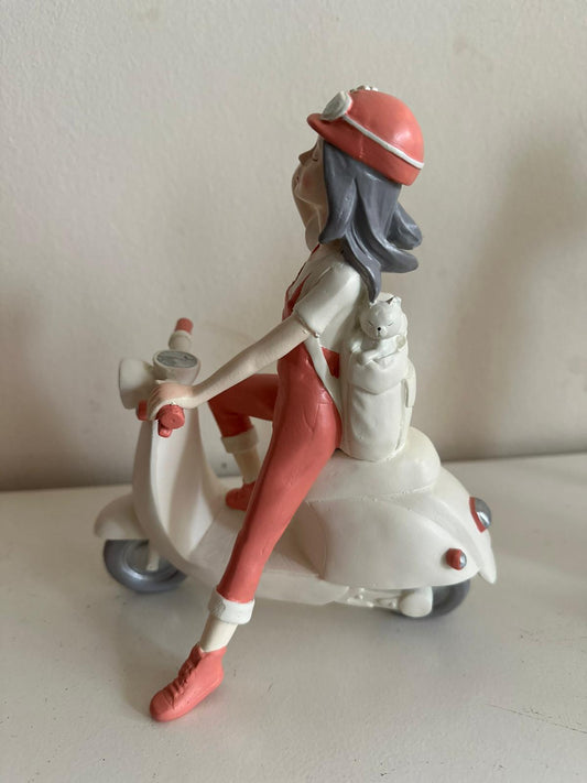 Vespa Girl - Vespa meisje - Scooter Girl - Wit/Roze - 20cm hoog