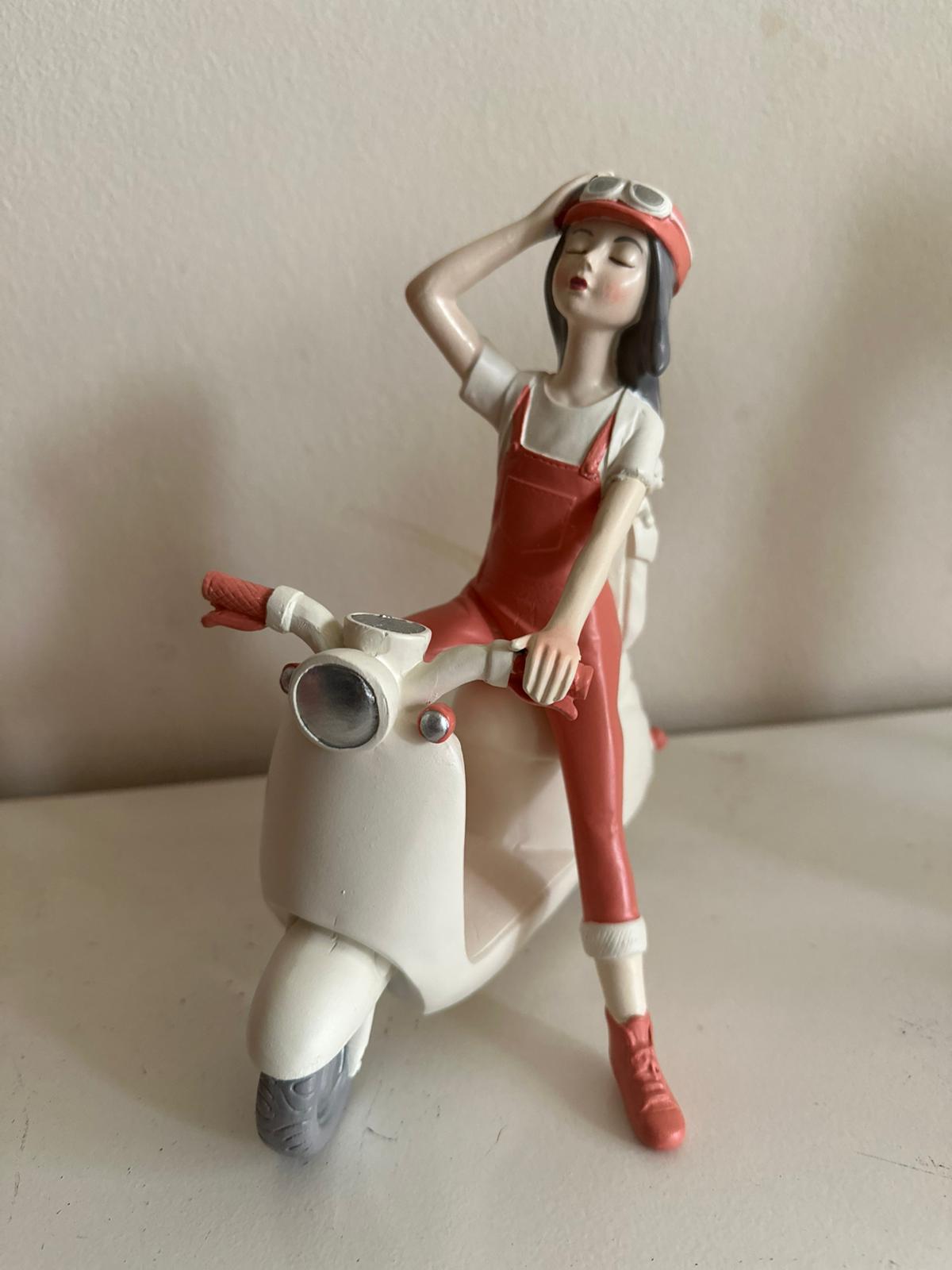 Vespa Girl - Vespa meisje - Scooter Girl - Wit/Roze - 20cm hoog