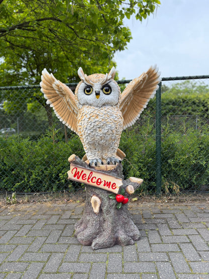 Imposante Uil met Welcome bord