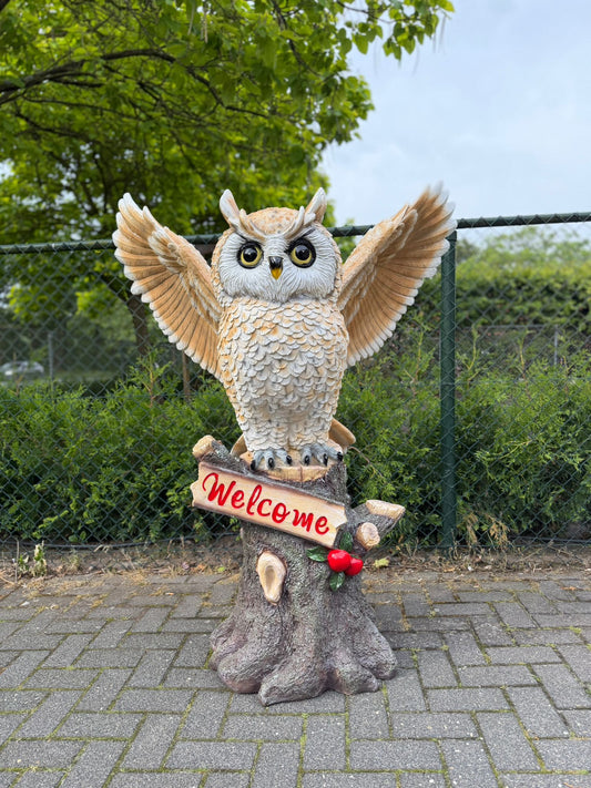 Imposante Uil met Welcome bord