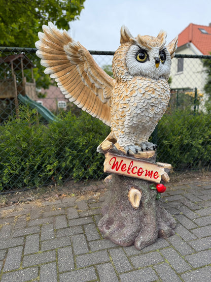 Imposante Uil met Welcome bord