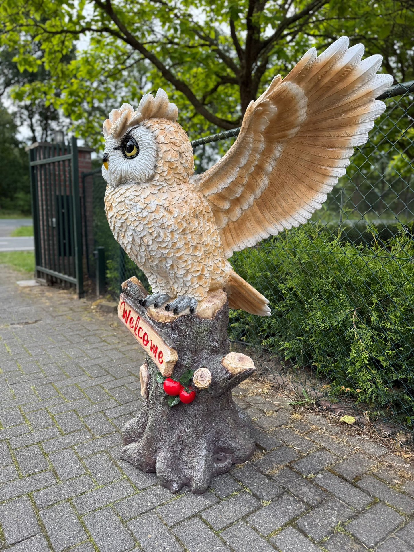 Imposante Uil met Welcome bord