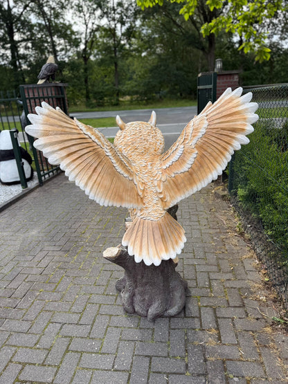 Imposante Uil met Welcome bord
