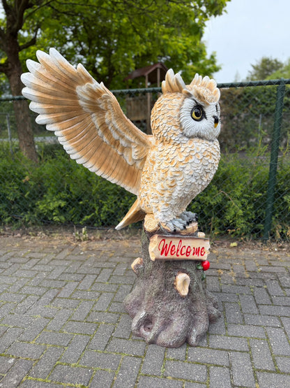 Imposante Uil met Welcome bord