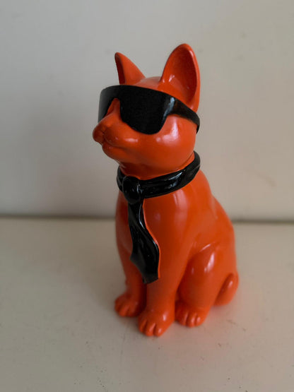 Kat / Poes met zonnebril en stropdas (30cm) zittend