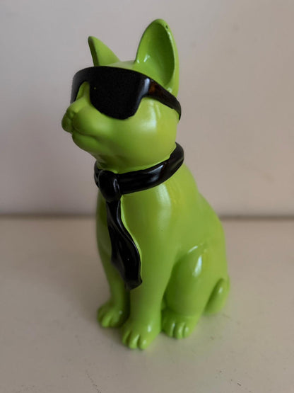 Kat / Poes met zonnebril en stropdas (30cm) zittend