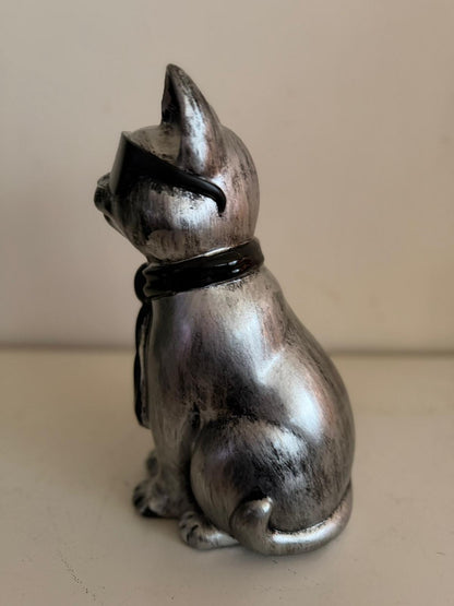 Kat / Poes met zonnebril en stropdas (30cm) zittend