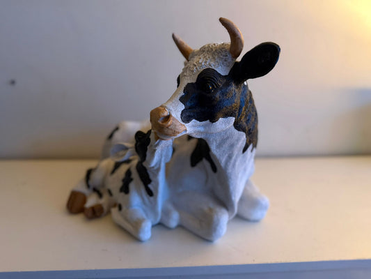 Koe - kalfje - liggende koe met kalf