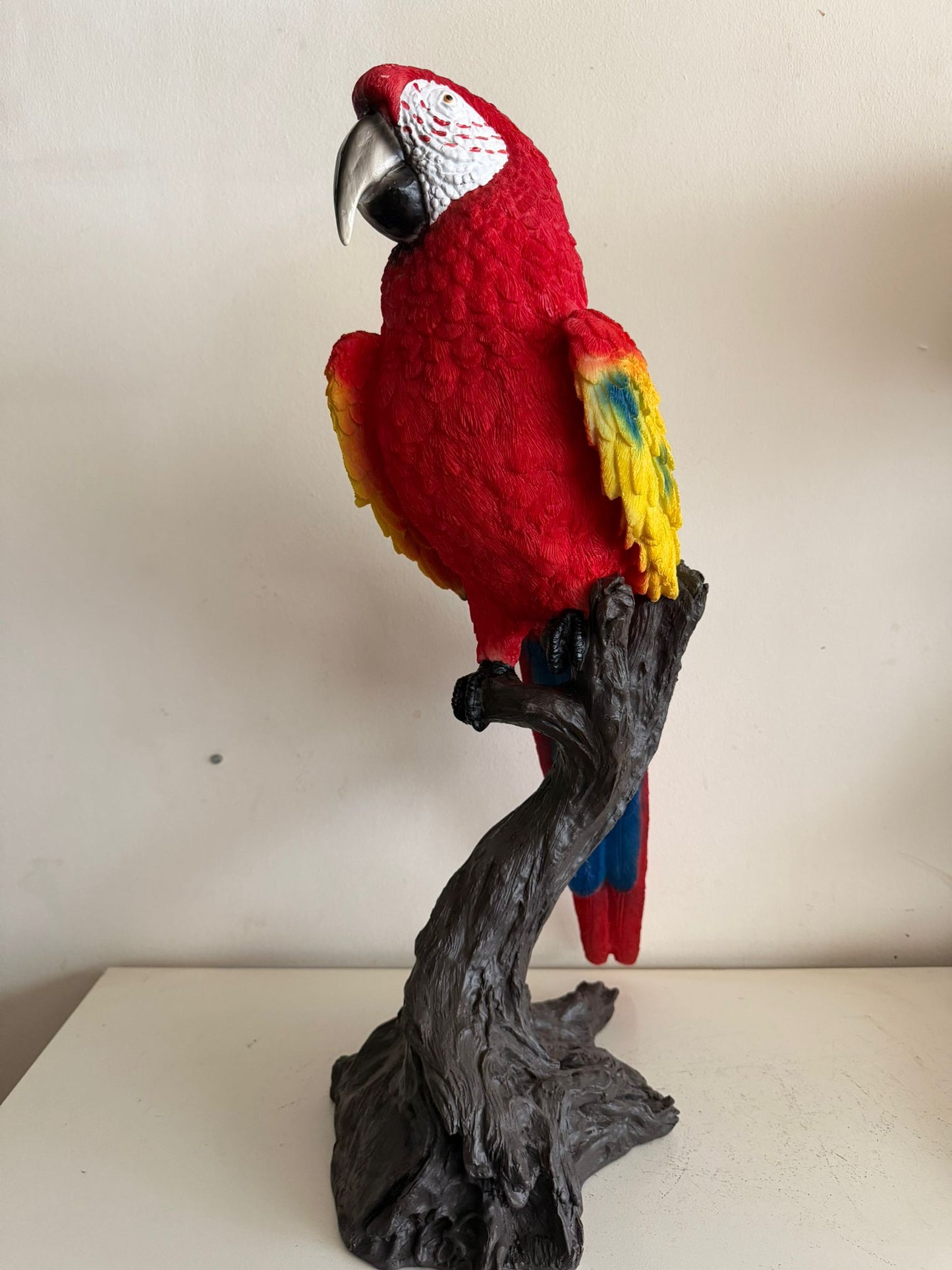 Mooie papegaai op tak (65cm hoog) Rood