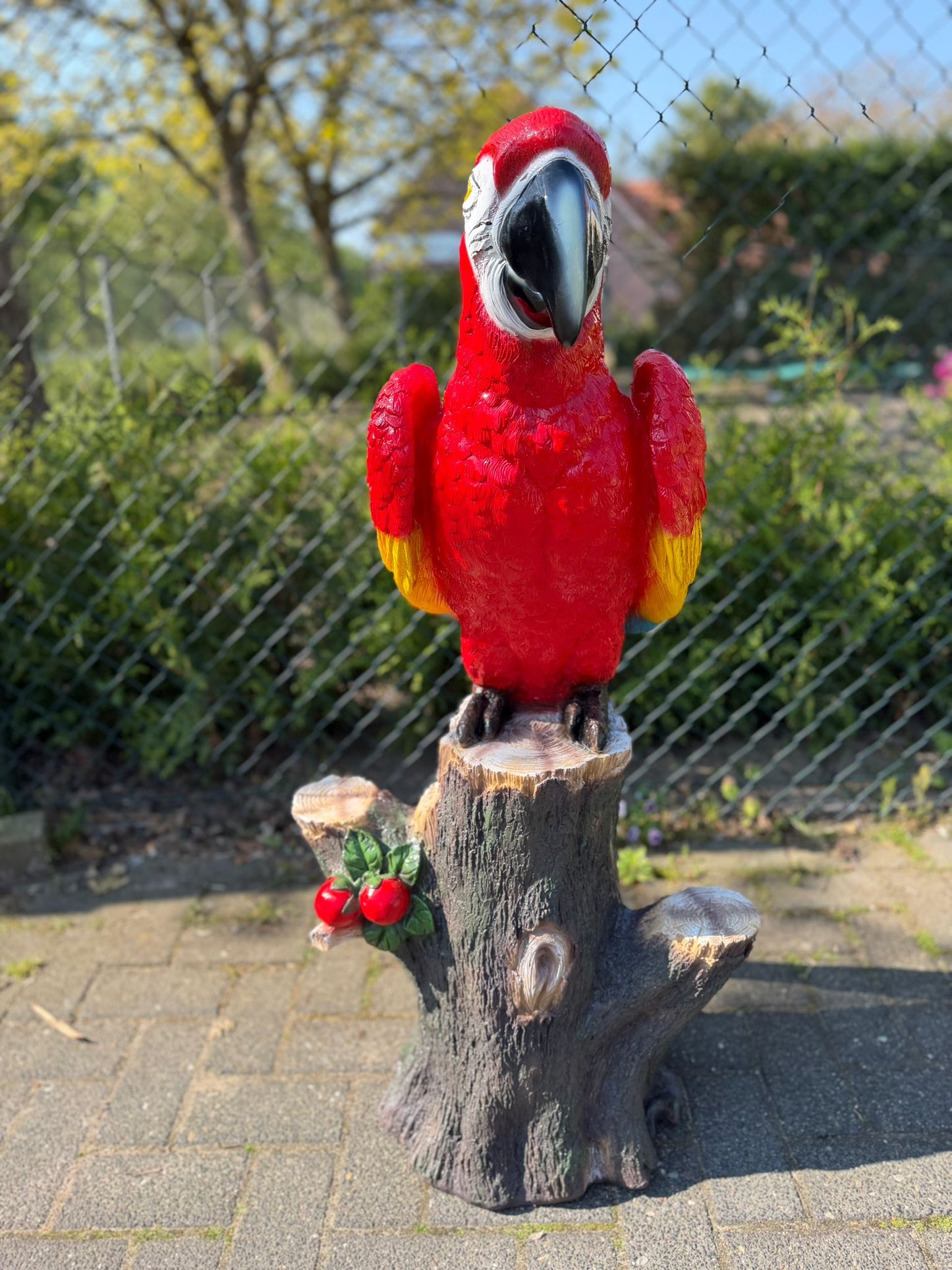Kleurrijke Papegaai op stam (110cm hoog)