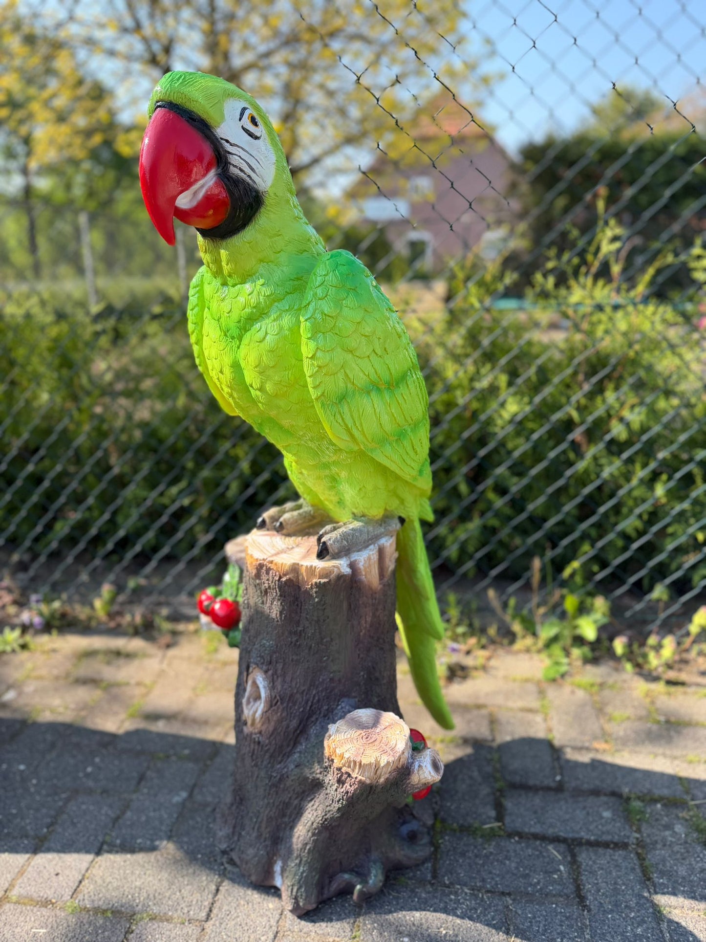Kleurrijke Papegaai op stam (110cm hoog)