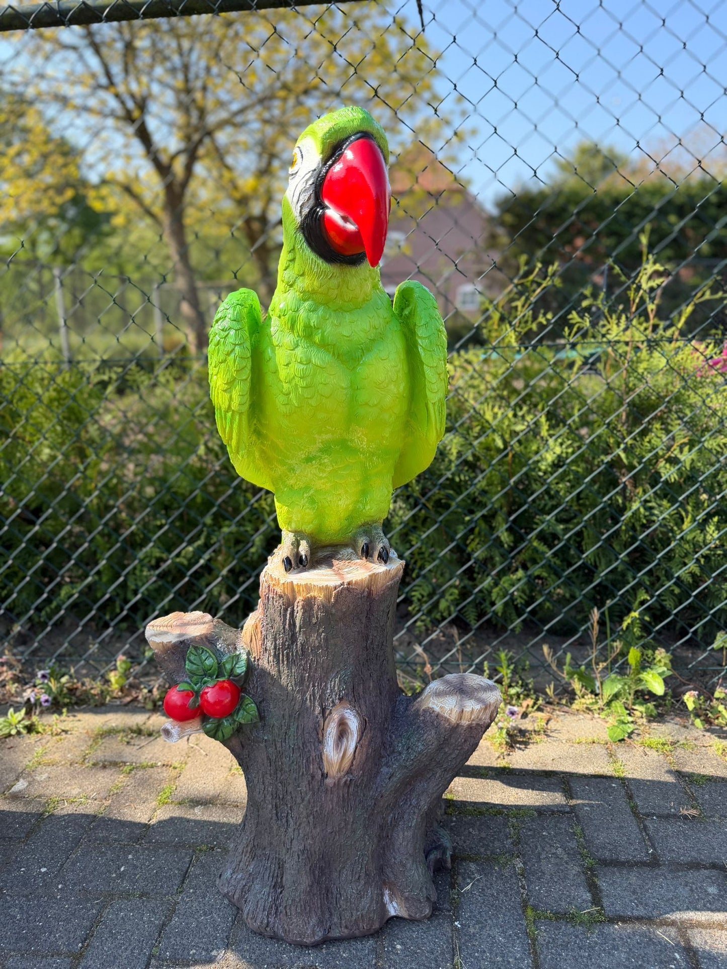 Kleurrijke Papegaai op stam (110cm hoog)