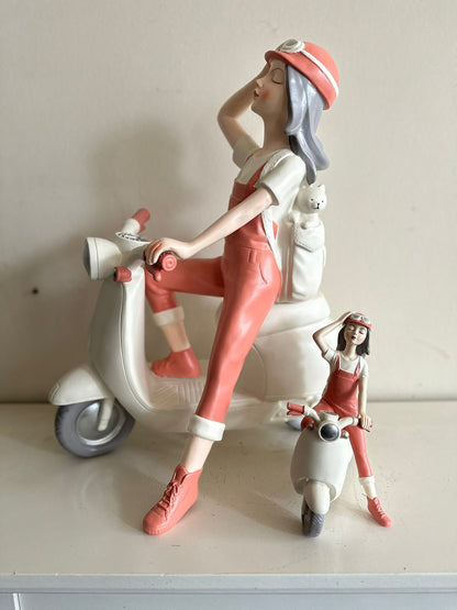 Vespa Girl - Vespa meisje - Scooter Girl - Wit/Roze - 50cm hoog
