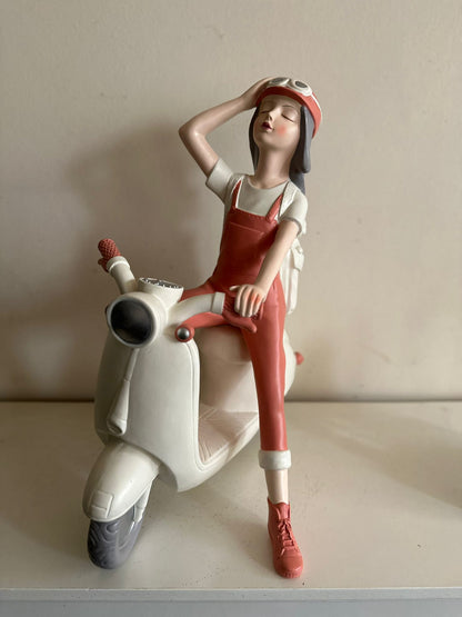 Vespa Girl - Vespa meisje - Scooter Girl - Wit/Roze - 50cm hoog